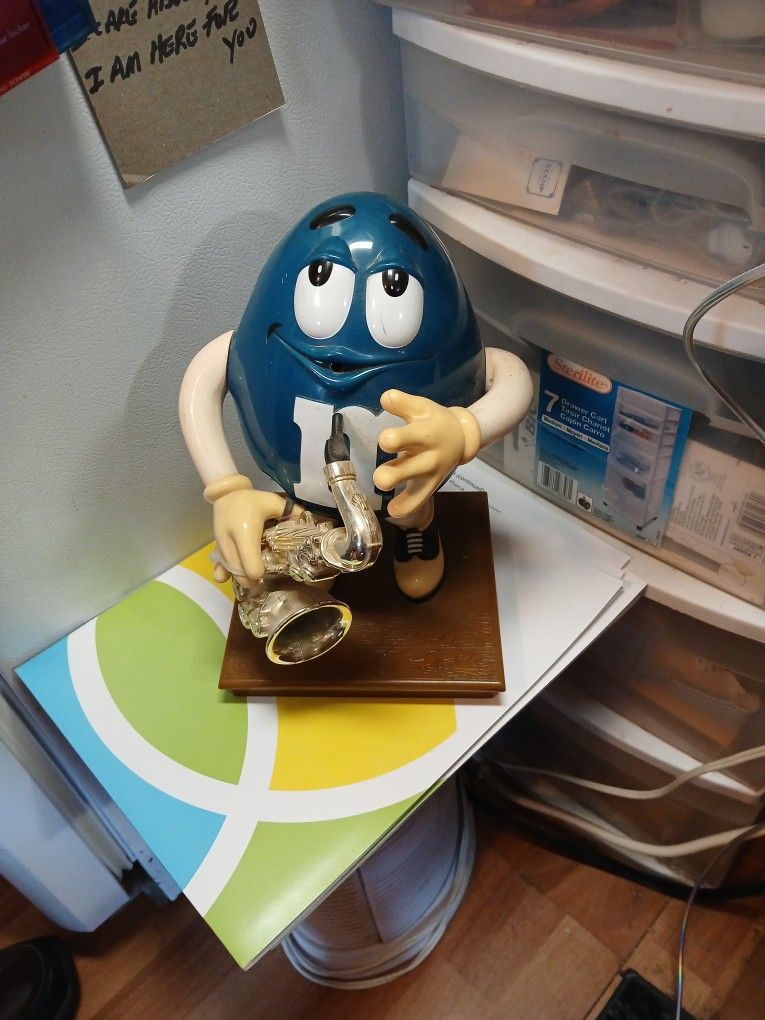 M and m dispenser