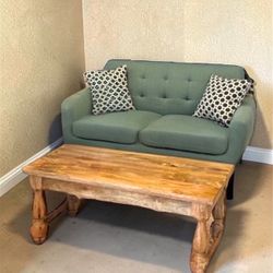 Small Love Seat + Solid Wood Coffee Table for Sale | Loveseat Pequeño + Mesa de Centro de Madera Sólida en Venta