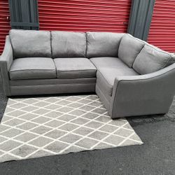 Sectional Couch!! Delivery Available 🚚!! Dimensions: 96” x 70” Length x 34” Height x 38” Depth 