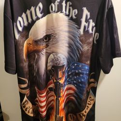 Patriotic t-shirt featuring a bald eagle, an American flag, and the text "Home of the Free, Brave" Size 3XL