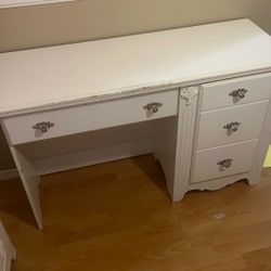 Girls vanity desk