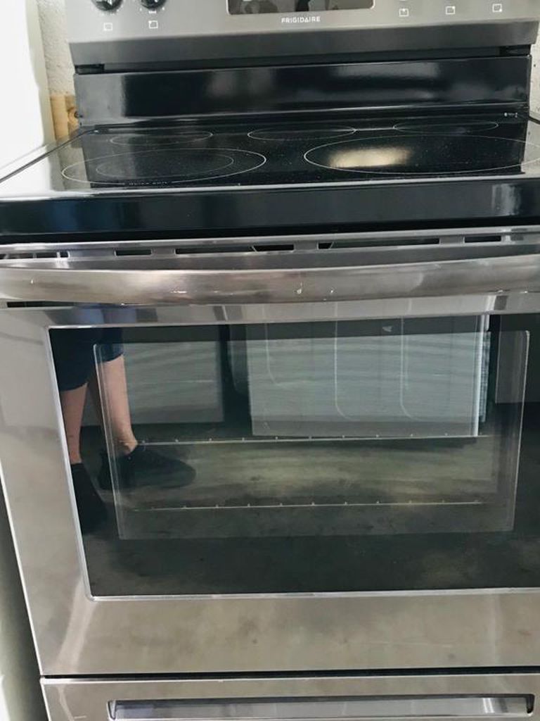 FRIGIDAIRE GLASS TOP STOVE(NEW ) (SCRATCH AND DENT).