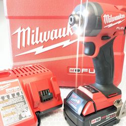 M18 Milwaukee FUEL Impact Drill + XC 5.0 Starter Kit 