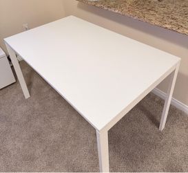 WHITE CLEAN TABLE !