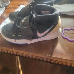 Kyrie Nikes Youth Size 5