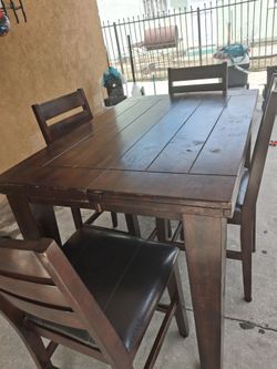 Mesa de madera y cabinete