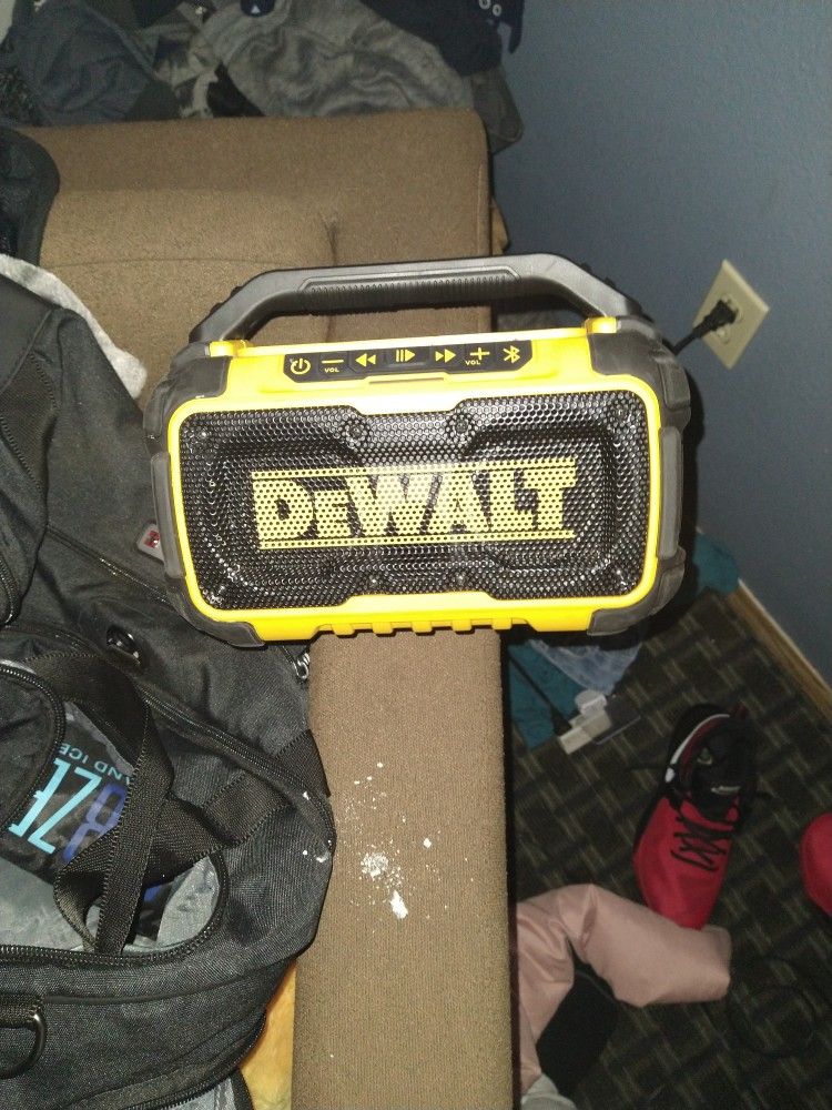 DUWALT 12V/20V LITHIUM ION BLUETOOTH SPEAKER/PORTABLE CHARGER