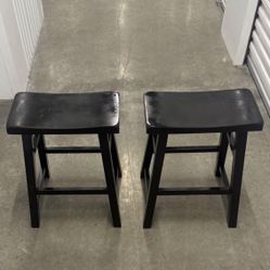 BEAUTIFUL, SET OF 2 SOLID WOOD, BLACK BARSTOOLS AND COUNTER, STOOLS IN NEW CONDITION