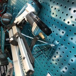 MAKITA STAPLER 