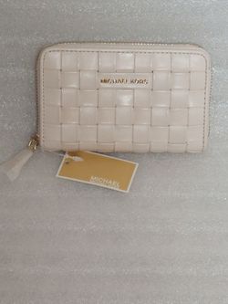 Michael Kors Designer Wallet. New With Tags. Authentic. Beige. Beautiful Women's small zipped Wallet