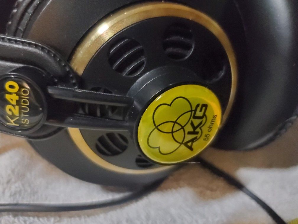 Akg K240