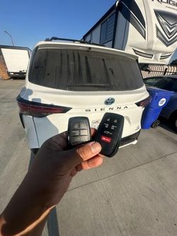 Car Keys N Remotes/ Llaves Con Control