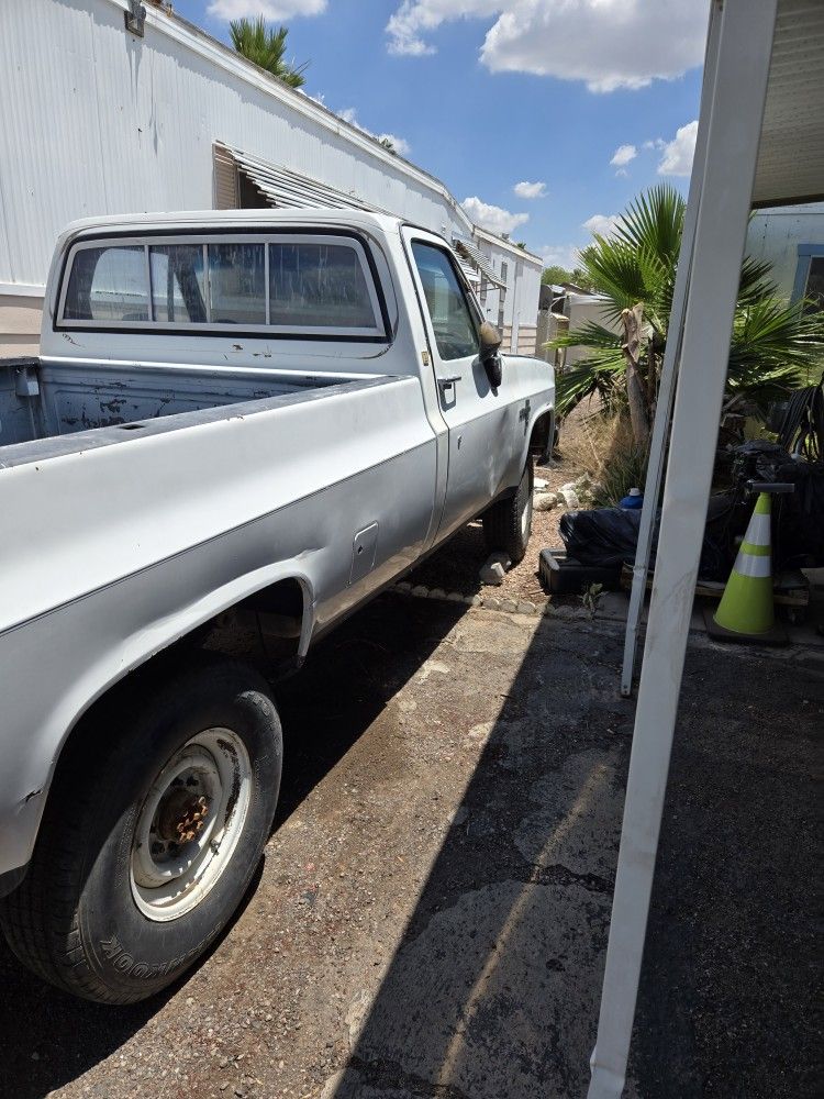 Chevy 1983 Silverado C30 Squarebody