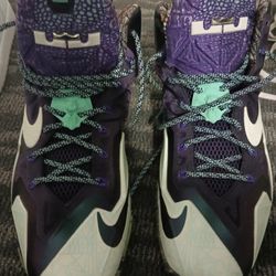 NIKE LeBron 11.Air Jordan 1 triple white.
Nike kobe  