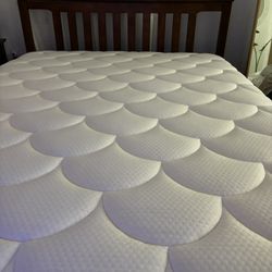 Solid Wood Queen Bed Frame And mattress 