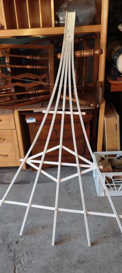 Large trellis made of resin material