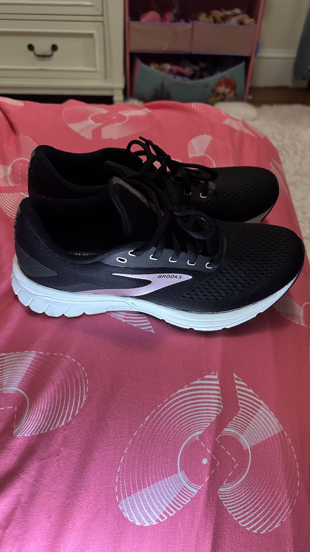 Women Brook dna Size 9