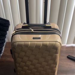 tahari brand carry on luggage Size 19”x13”