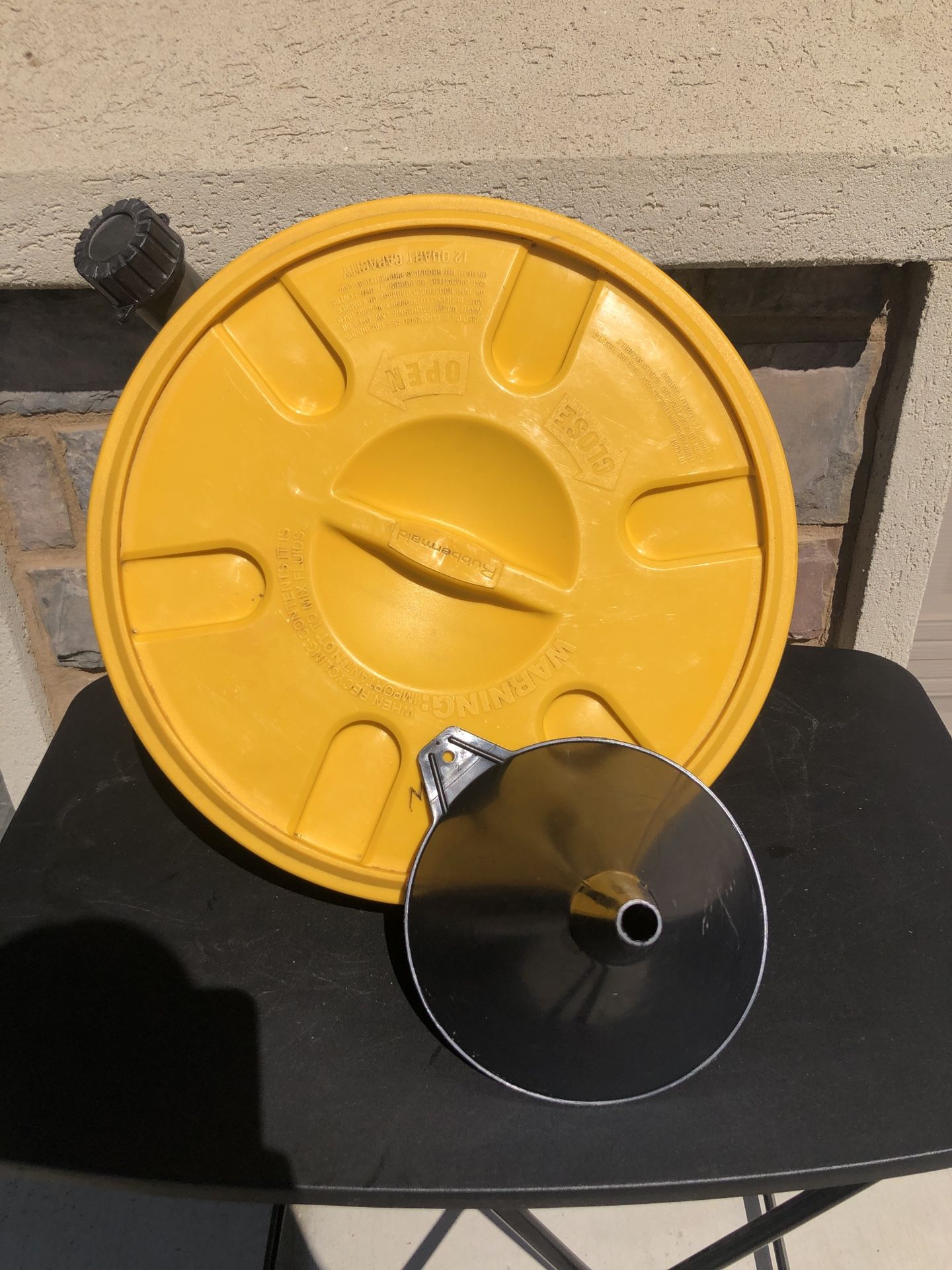 Rubbermaid Automotive DrainTainer oil Pan W/Funnel