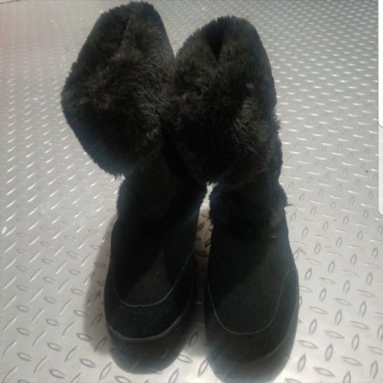Women's size 8M Style and Co black fuzzy boots. like new (only tried on a few times) "Ugg style" suede type material outer, very soft inner fur lining