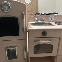 Selling this toy kitchen play house
