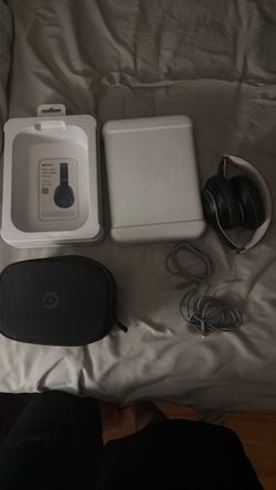 beats studio pros, black and gold