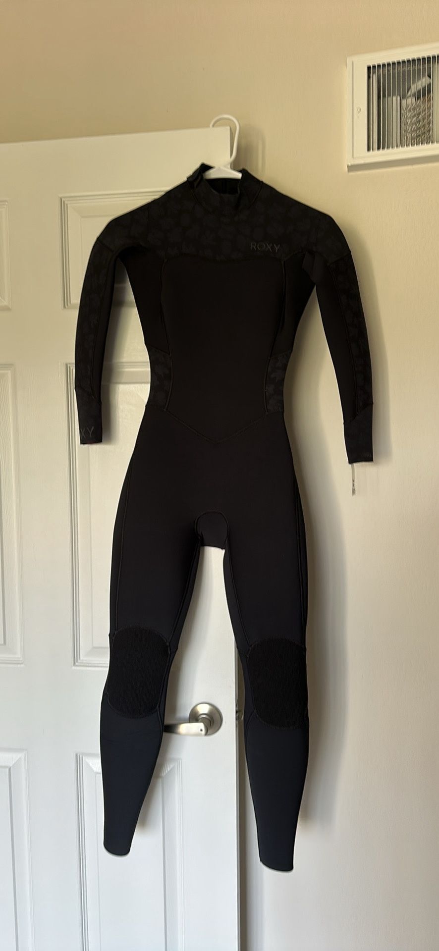 Brand new! Roxy 4/3 Wetsuit Black Size 2