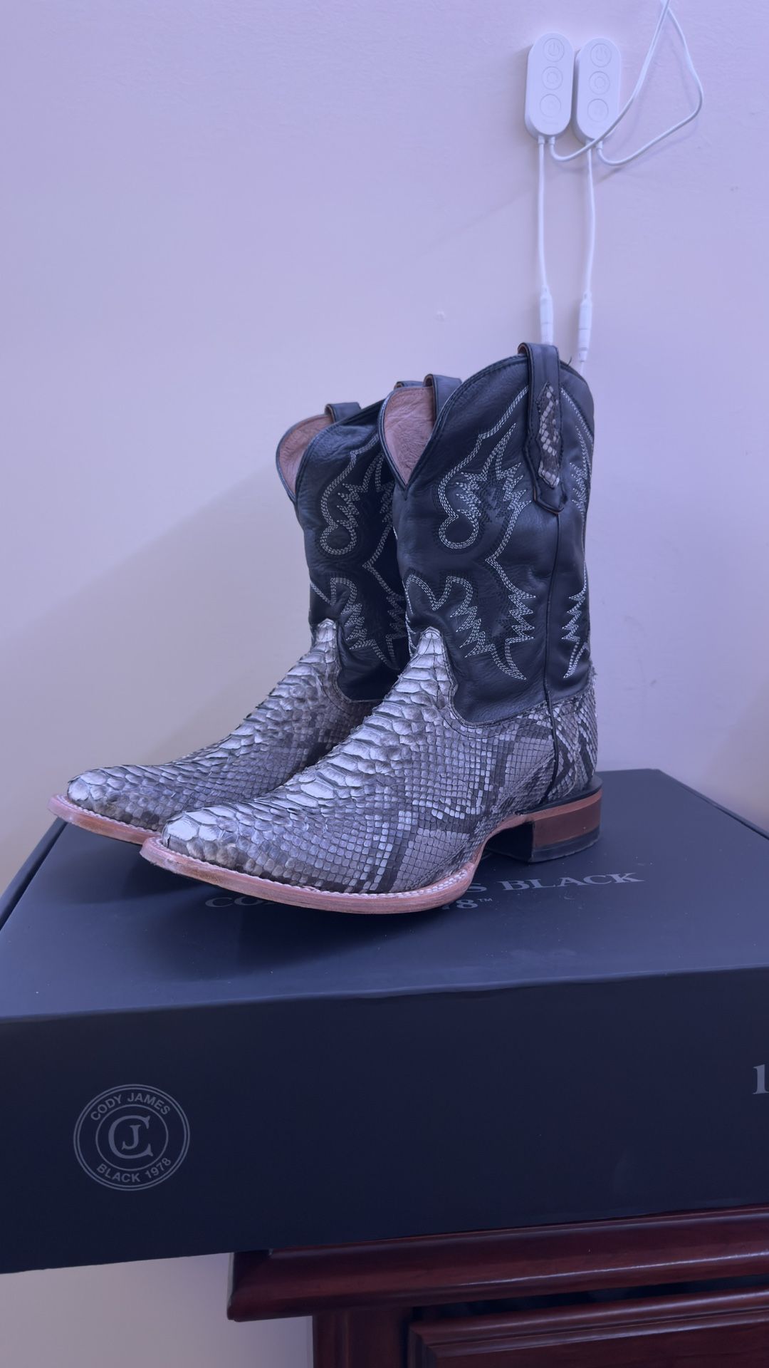 12D Python Boots