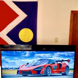 43” VIZIO LED SMART TV: High-End Ultrathin 1080p Television MINT with Remote and Chromecast!