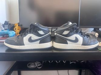 Air Jordan 1 Mid Black and white  Sneakers