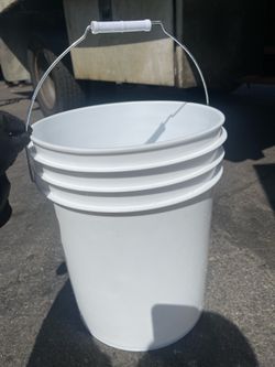 Plastic bucket