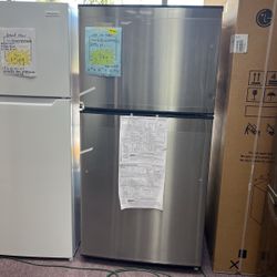 Refrigerator 33” In W New Open Box With Ice Maker New Open Box And 1 Year Warranty 