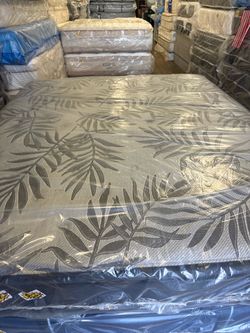 Queen size SEALY Posturepedic PLUS