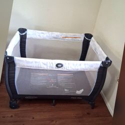 Graco pack n play portable infant placard and carnival  18.52 lbs