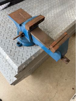 Swivel Bench Vise - 4.5”
