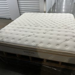 Like New Saatva Classic 11.5" Plush Soft King Mattress