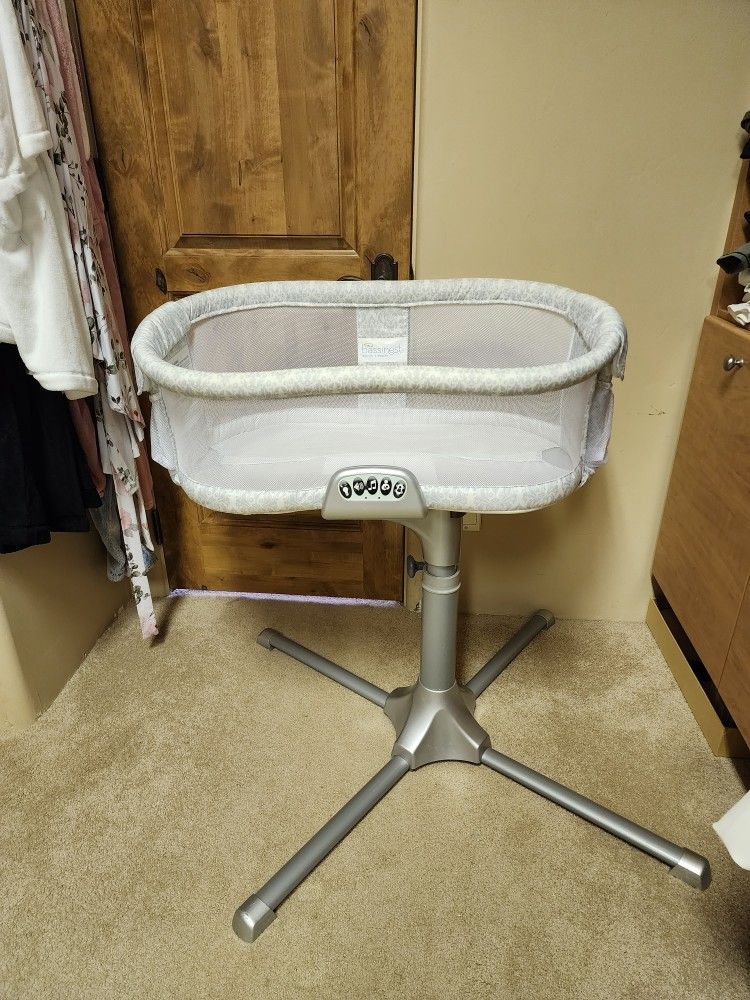 Halo Bassinest Swivel Sleeper 360 LUNA Crib Bassinet