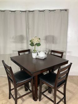 High Pub Table with Display Base & 4 Chairs PERFECT FOR APARTMENT!