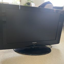 Samsung 32" TV with HDMI Cable
