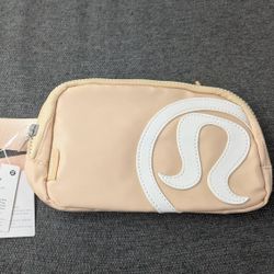Lululemon everywhere belt bag