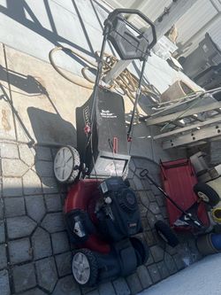 Self propelled lawn mower. As is, not sure what’s wrong with it doesn’t start