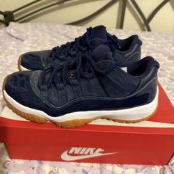 Jordan 11 low navy gum size 8.5 mens used