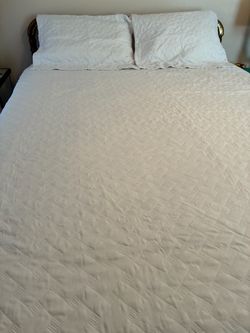 Queen size coverlet