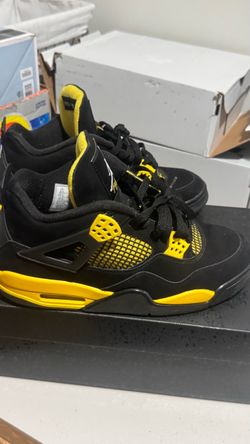 jordan 4 black and yellow size 8.5