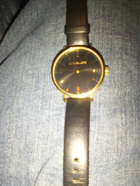 Michael Kors gold On Black Watch