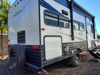 P2021 Keystone Hideout 17ft couples trailer with slide Murphy bed