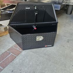 EACH FOR SALE NEW ALUMINUM TOOL BOX TONGHE INCLUDING 2 SET KEYS DIMENSIONS LARGE 39" FOR ANY QUESTION TEXT ME PLEASE HABLO ESPAÑOL THANk you 