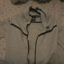 Nike tech size Midium adult brand new