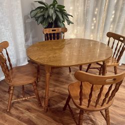 Solid  Oak Oval Dinning Table & 4- Chairs 5- Piece Dinning Set !!!29’.5 36” w 48” L 