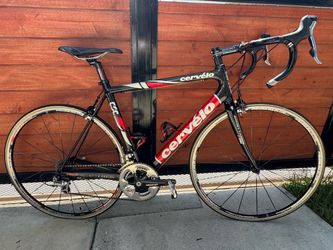 Cervelo R3 carbon road bike . Im about 5’10” and its a good fit so i would say its a 56cm. Bike is very light equipped with Dura Ace components and li